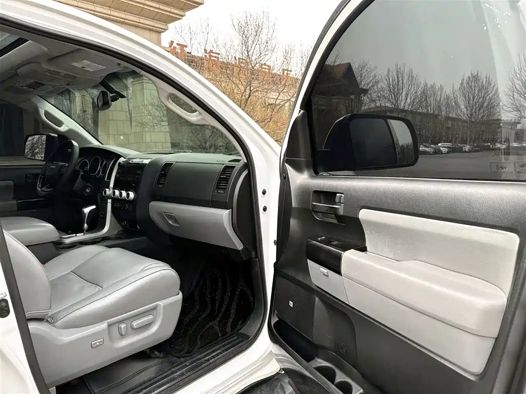 Toyota Sequoia 2015 — фото 13