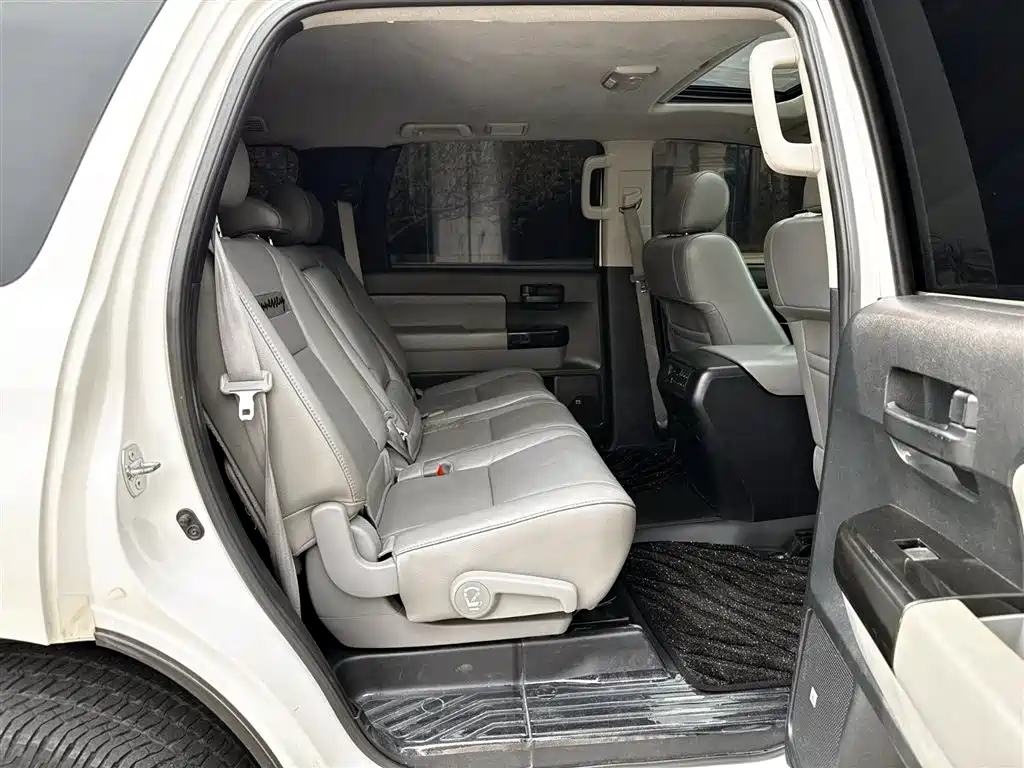 Toyota Sequoia 2015 — фото 14