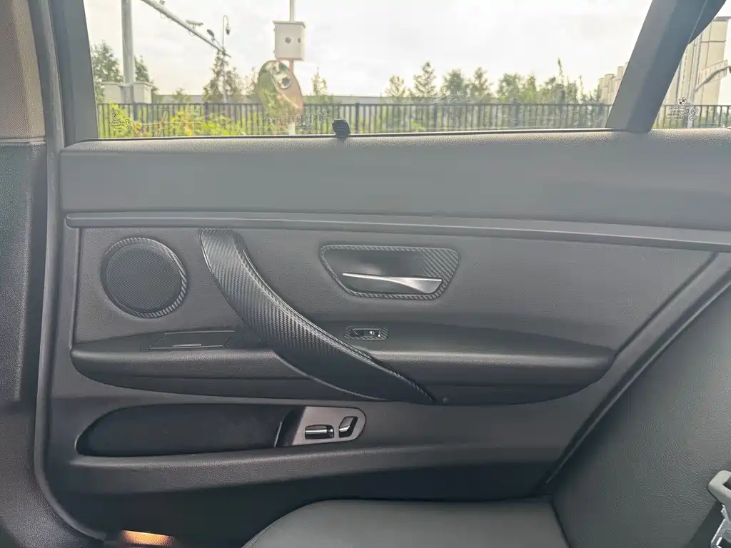 BMW 3 Series 2017 — фото 16