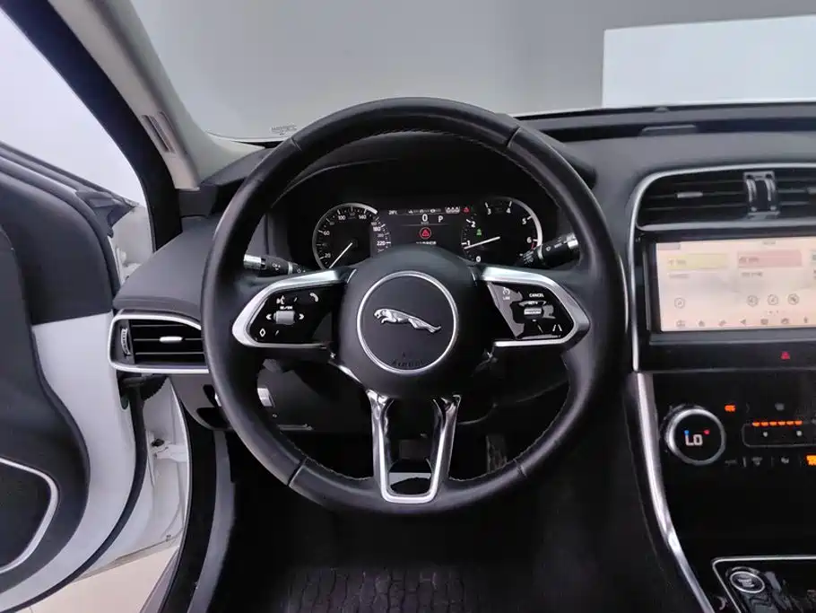 Jaguar XEL 2020 — фото 14