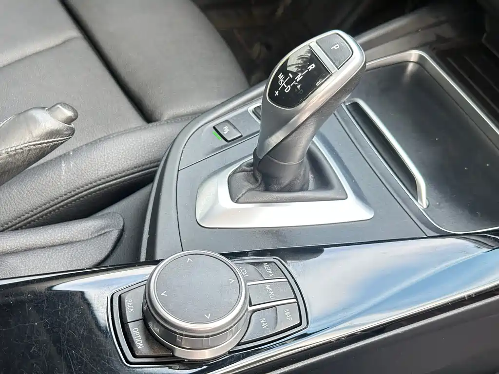 BMW 3 Series 2017 — фото 11