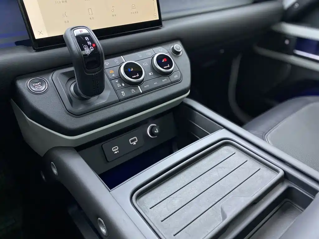Land Rover Defender 2024 — фото 18