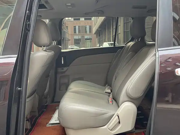Mazda 8 2013