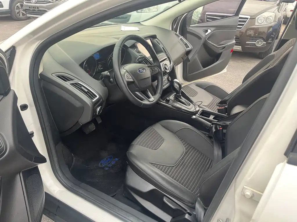 Ford Focus 2015 — фото 10