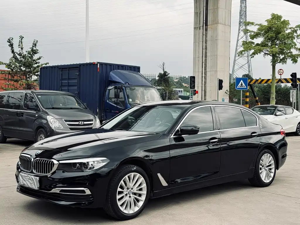 BMW 5 Series 2018 — фото 1