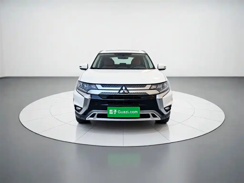 Mitsubishi Outlander 2019 — фото 2