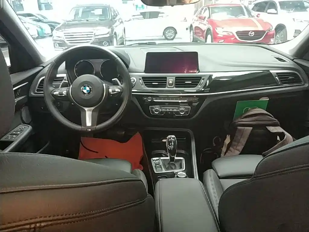 BMW 1 Series 2019 — фото 10