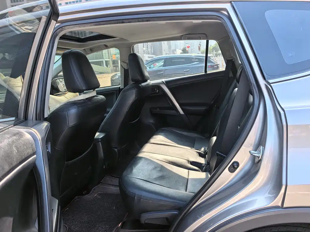 Toyota RAV4 2019 — фото 14