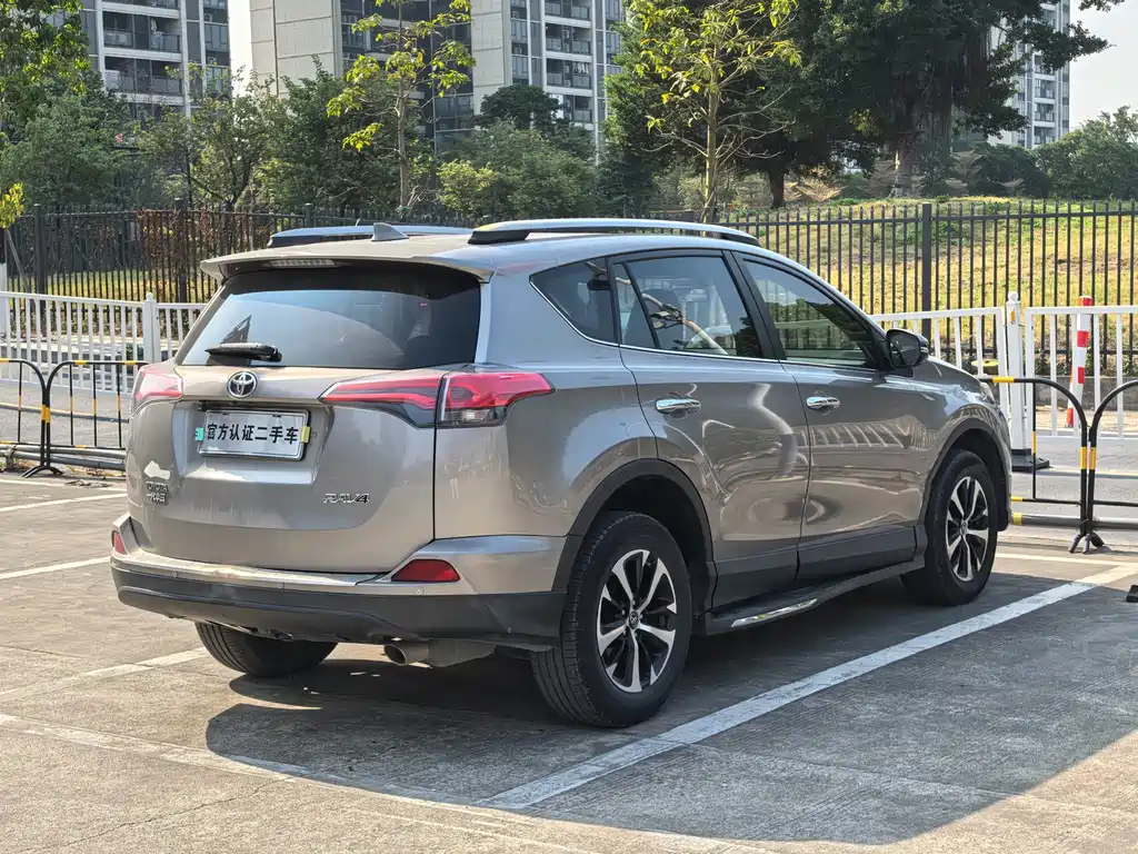 Toyota RAV4 2019 — фото 19