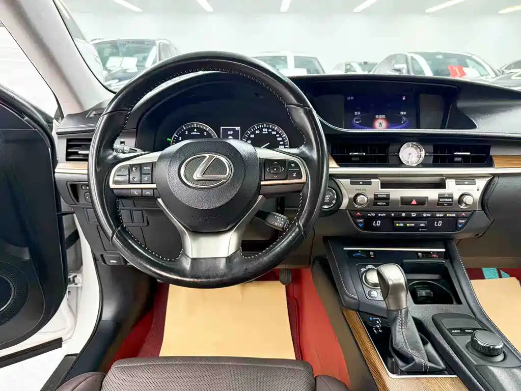 Lexus ES 2018 — фото 10