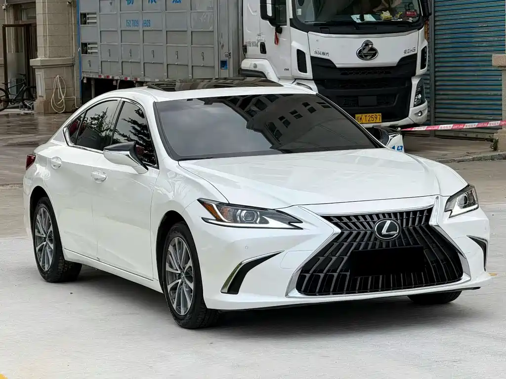 Lexus ES 2023 — фото 1