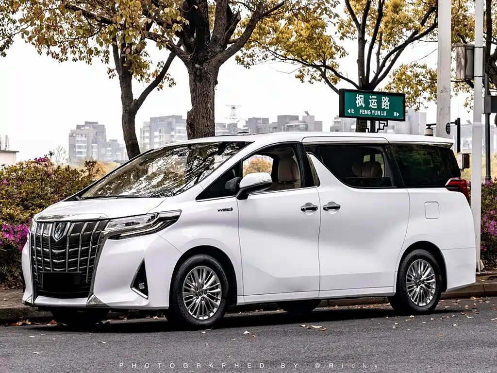 Toyota Alphard 2020 — фото 1