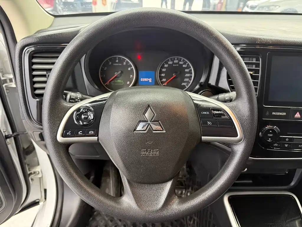 Mitsubishi Outlander 2022 — фото 15