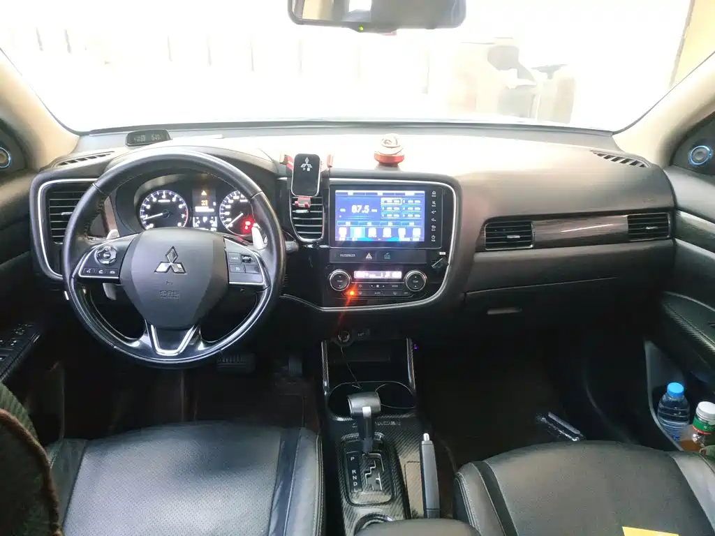 Mitsubishi Outlander 2017 — фото 10