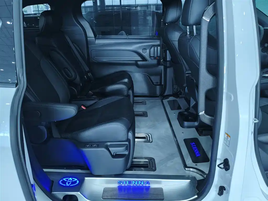 Toyota Sienna 2023 — фото 14