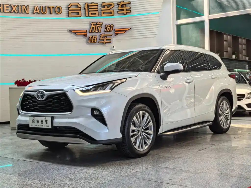 Toyota Highlander 2023 — фото 1