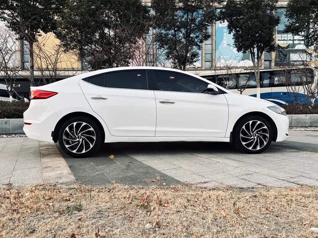Hyundai Elantra 2020 — фото 7