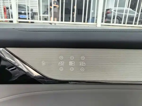 Volvo EM90 2024