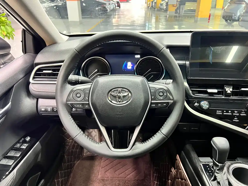 Toyota Camry 2023 — фото 13