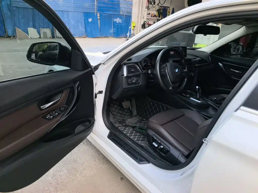 BMW 3 Series 2018 — фото 16