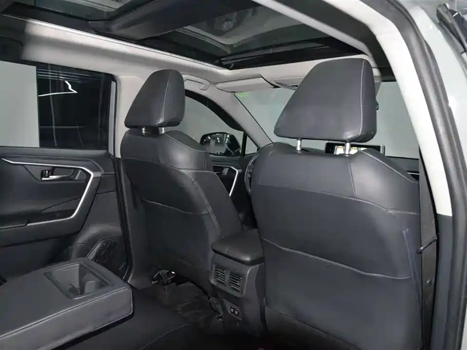 Toyota RAV4 2019 — фото 17