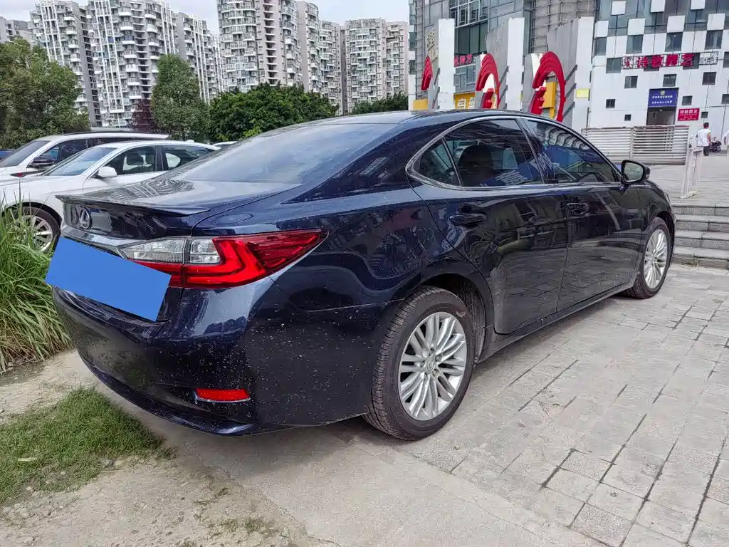 Lexus ES 2018 — фото 13