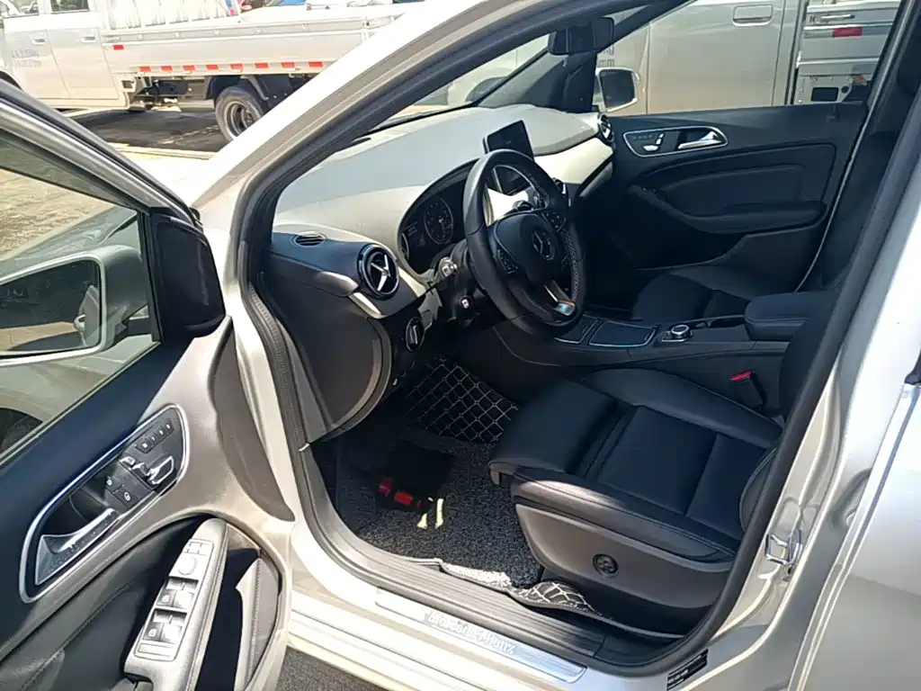 Mercedes-Benz B-Class 2018 — фото 12