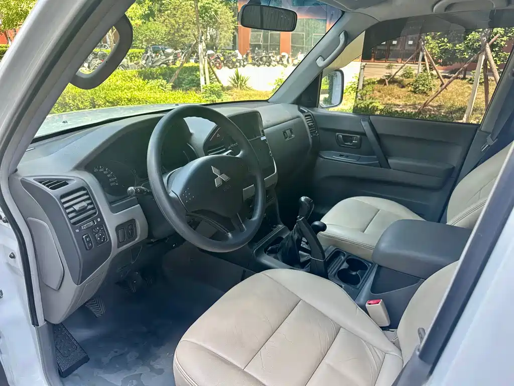 Mitsubishi Pajero 2012