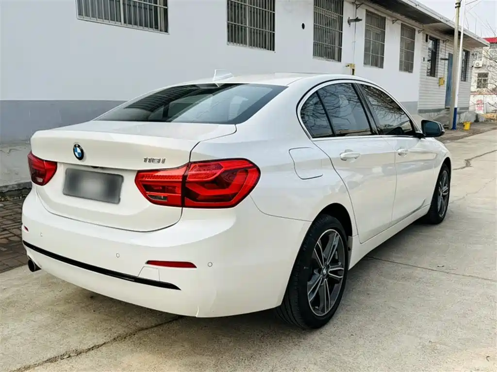 BMW 1 Series 2018 — фото 10
