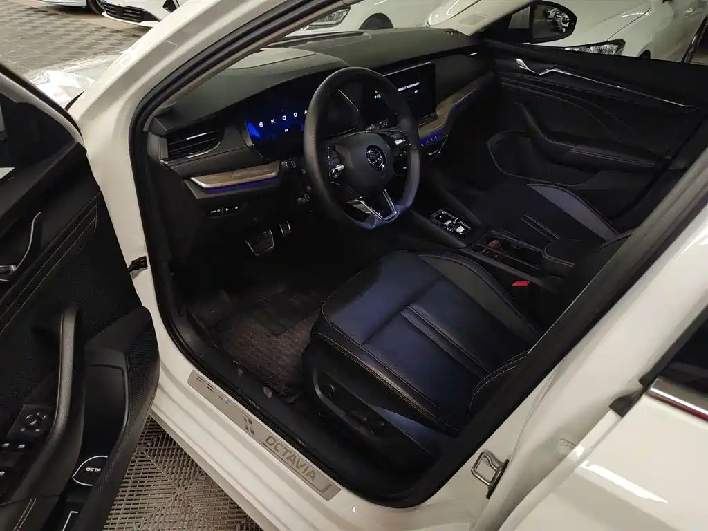 Skoda Octavia 2021 — фото 23
