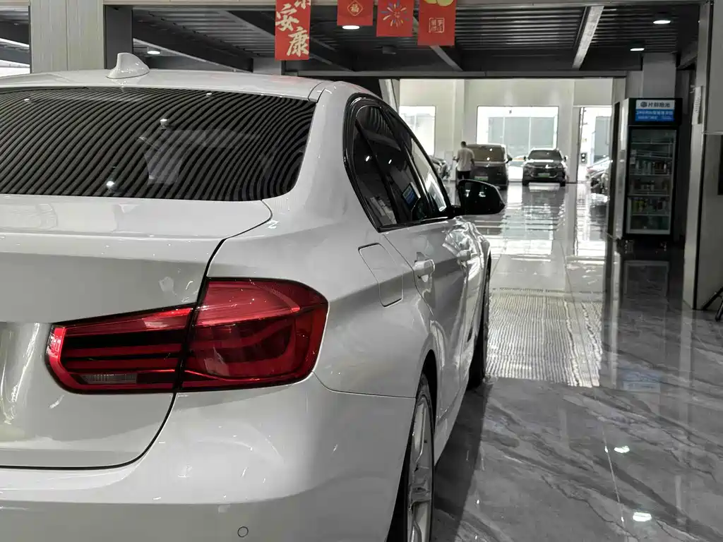 BMW 3 Series 2019 — фото 10