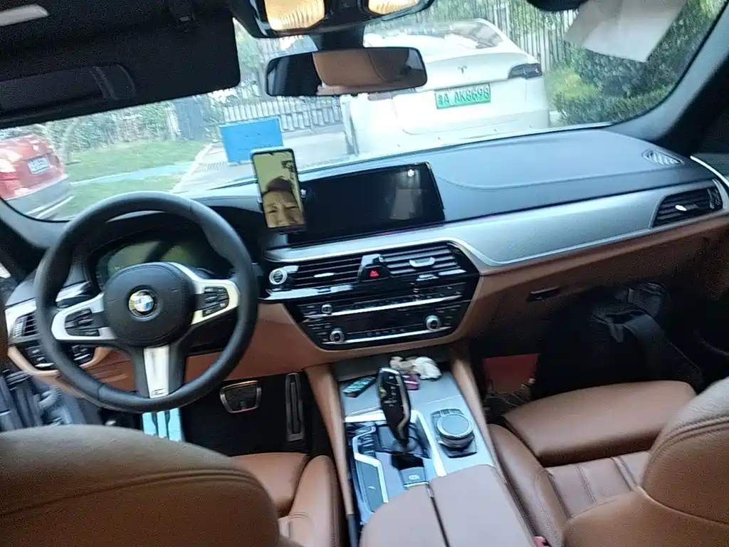 BMW 5 Series 2019 — фото 10