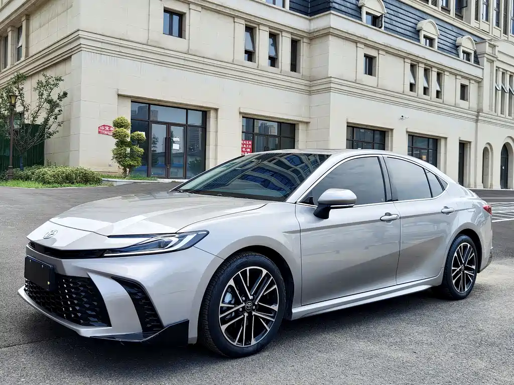 Toyota Camry 2025 — фото 1