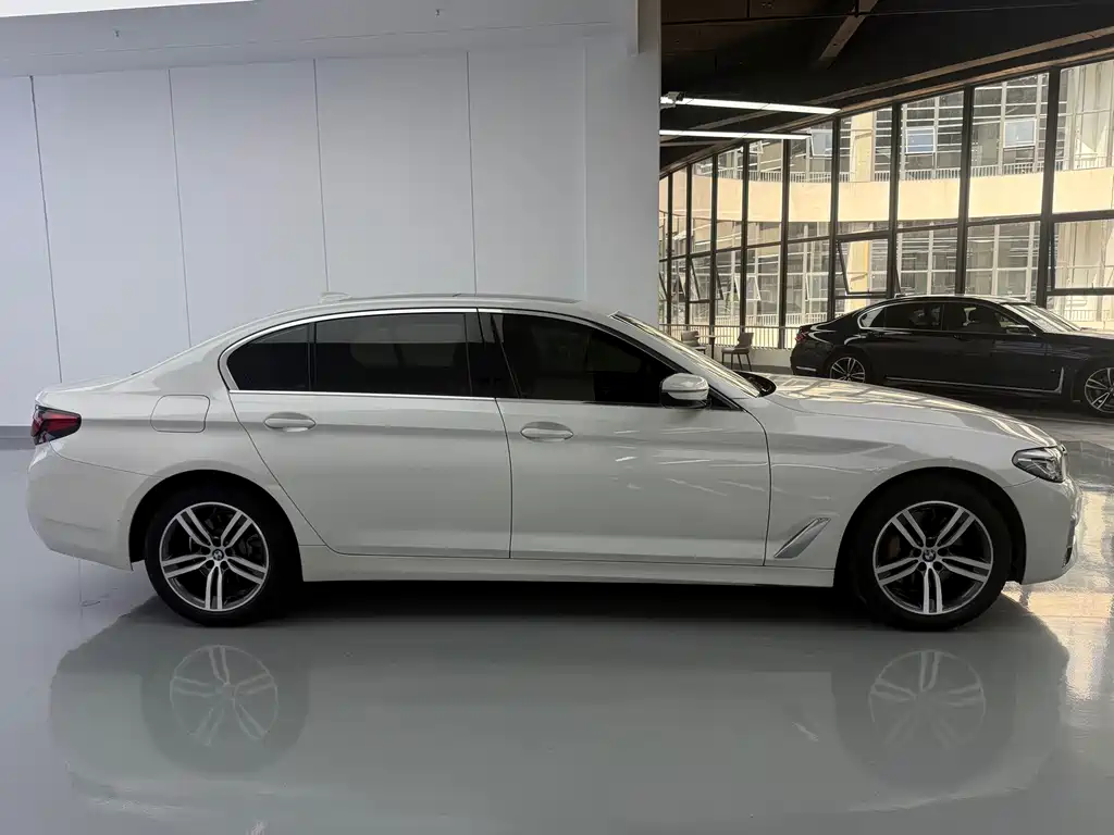 BMW 5 Series 2023 — фото 15