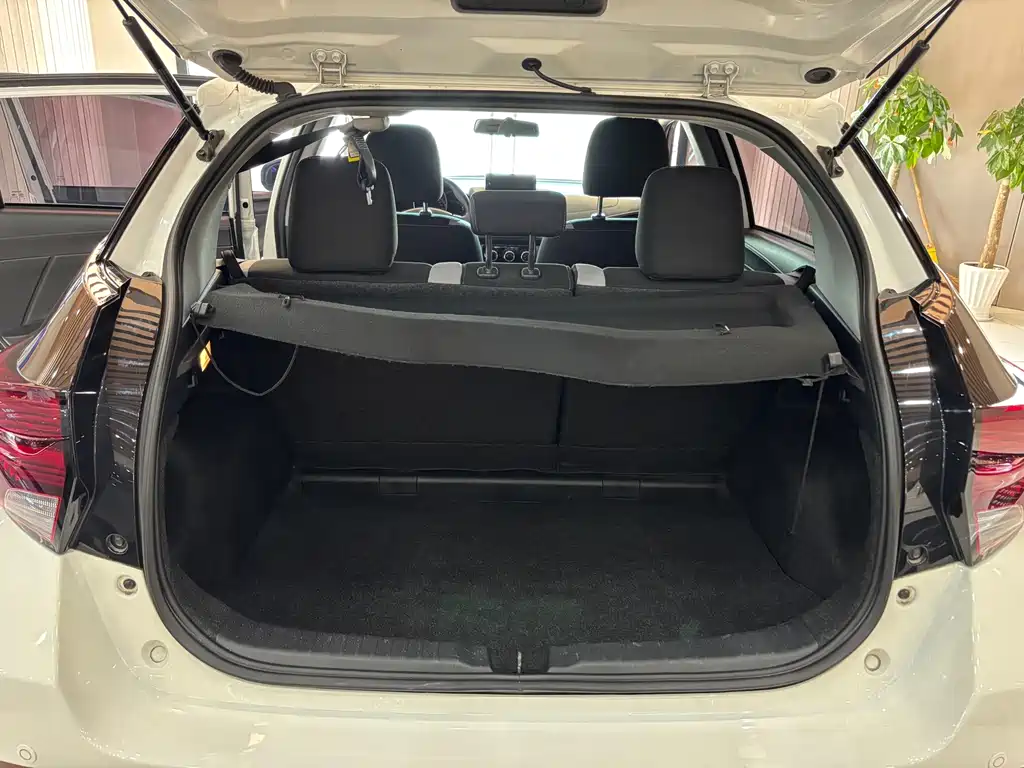 Toyota Yaris L 2022 — фото 12