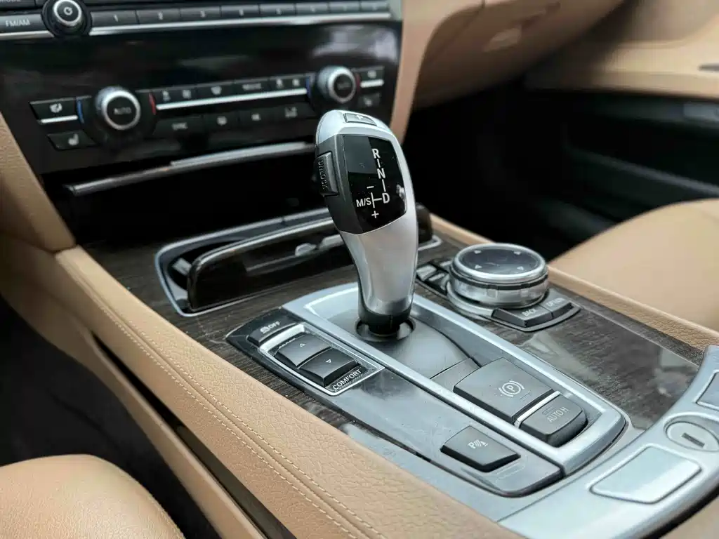 BMW 7 Series 2015 — фото 16