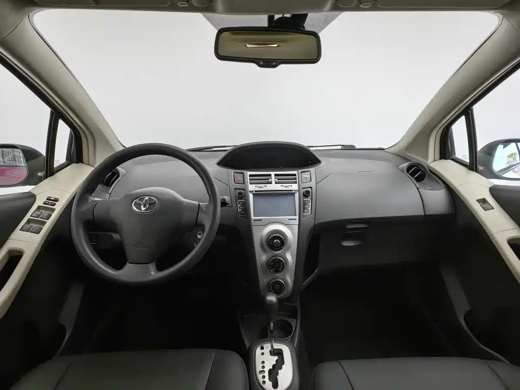 Toyota Yaris L 2010