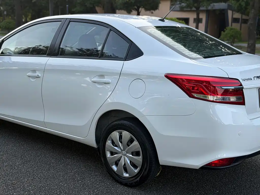 Toyota Yaris L 2022 — фото 16