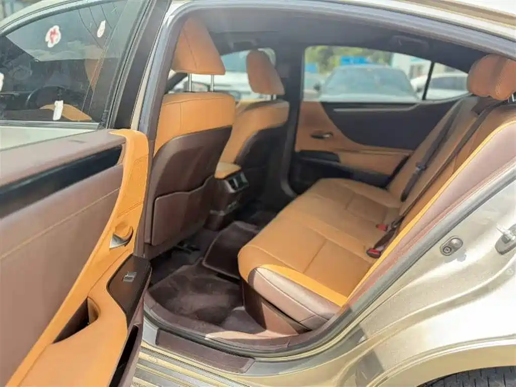 Lexus ES 2021