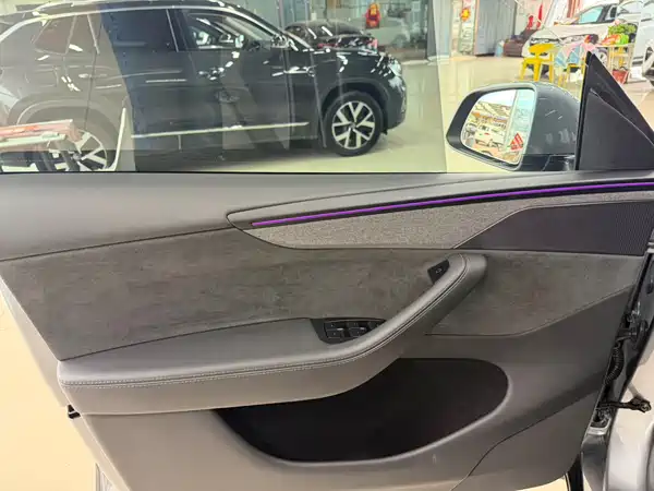 Tesla Model Y 2025