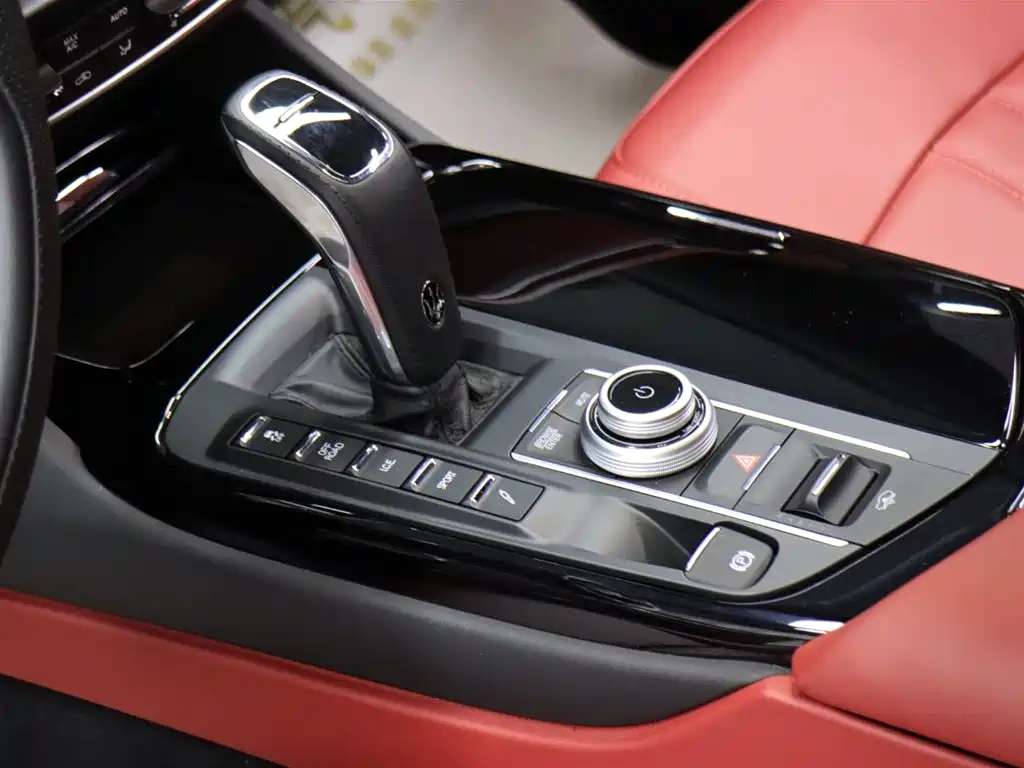 Maserati Levante 2023 — фото 10
