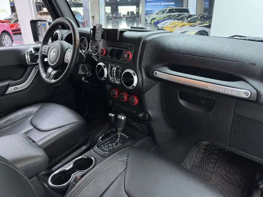 Jeep Wrangler 2016 — фото 11
