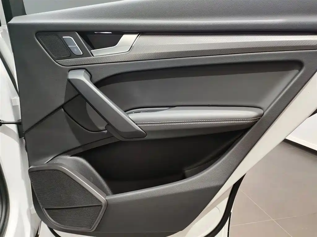 Audi Q5L 2024 — фото 17