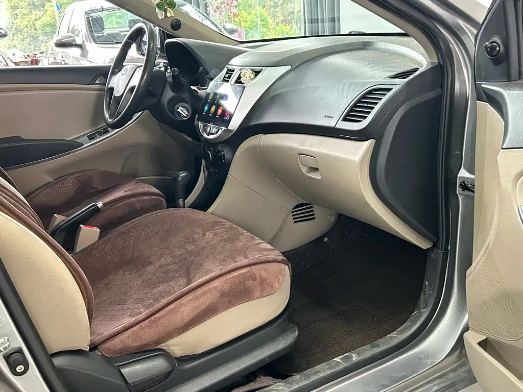 Hyundai Verna 2015 — фото 26