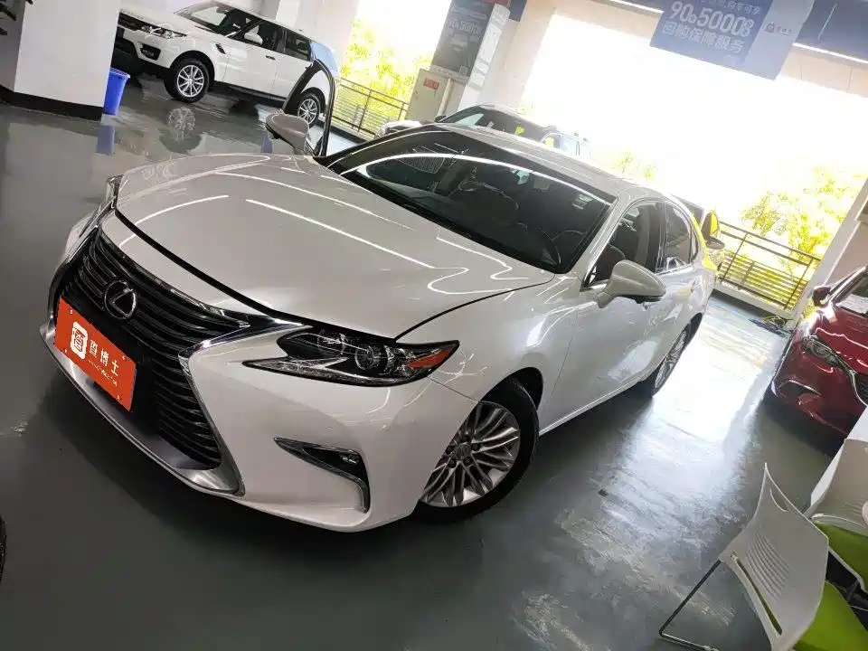 Lexus ES 2018 — фото 1