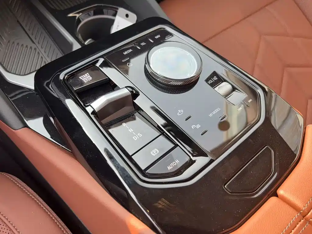 BMW 5 Series 2025 — фото 13
