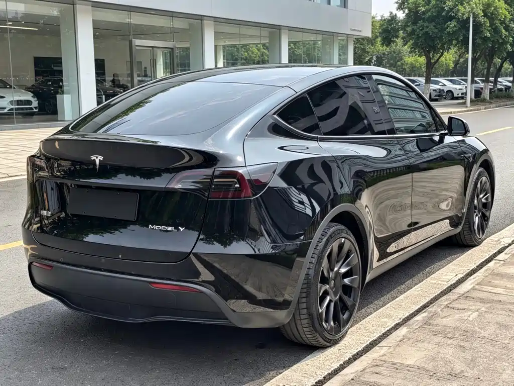 Tesla Model Y 2023 — фото 9