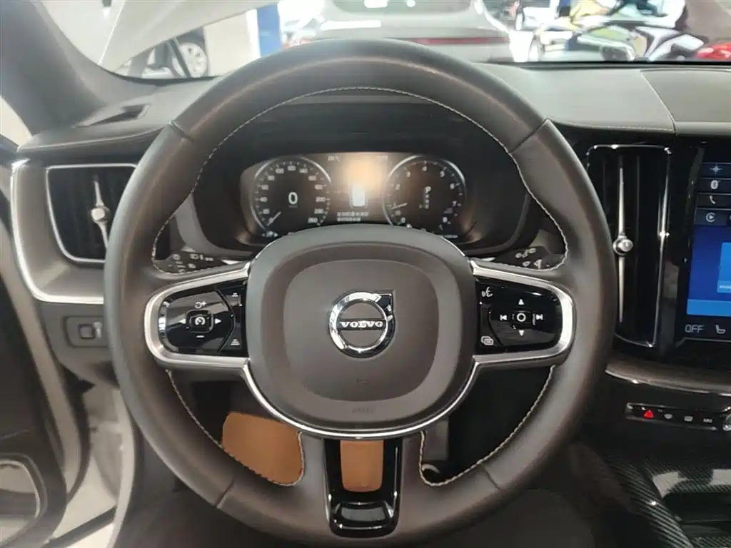 Volvo XC60 2021 — фото 11