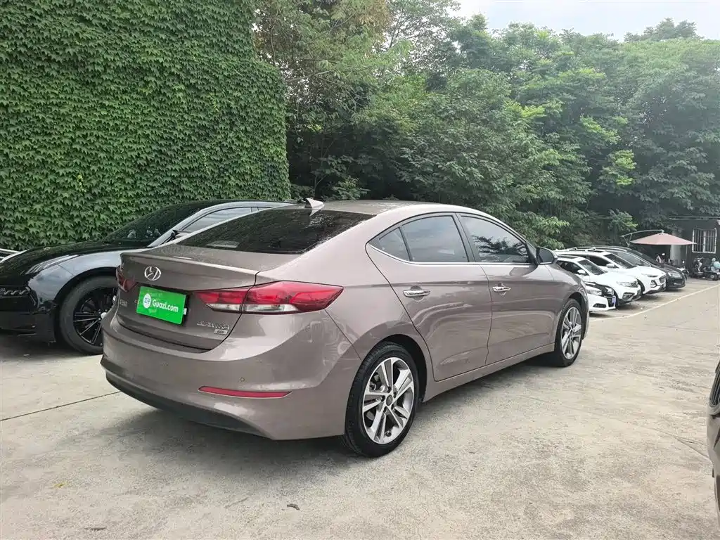 Hyundai Elantra 2018 — фото 12