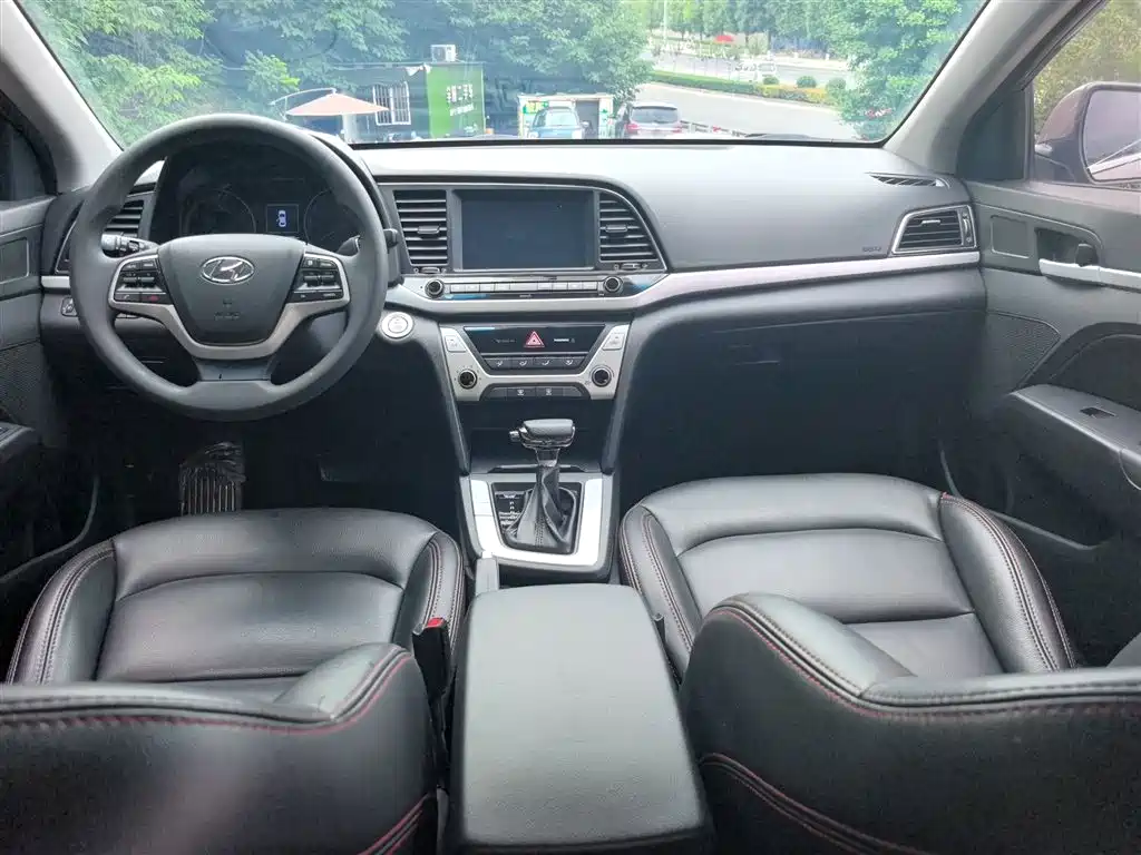 Hyundai Elantra 2018 — фото 22
